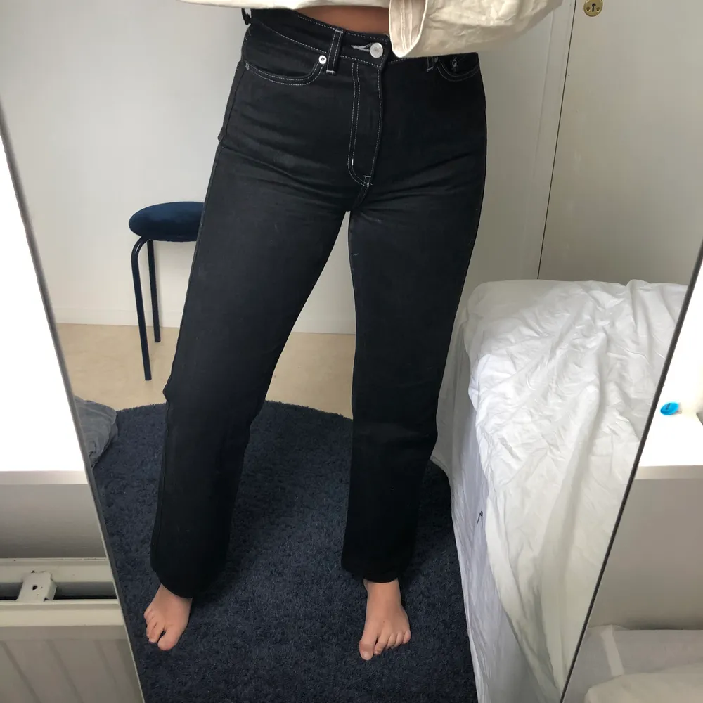 Svarta jeans från weekday i den populära modellen ”Row”. Byxorna har vita kontrastsömmar. De är i väldigt bra skick! Jag är 168 lång. . Jeans & Byxor.