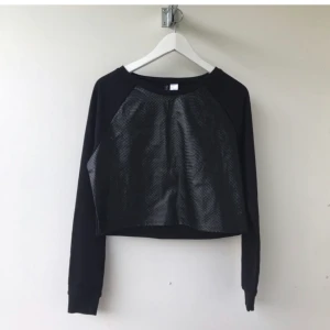 Tröja från H&M - Så snygg svart tröja med skinnimitation från H&M. Helt slutsåld. Aldrig använd!! Storlek S.