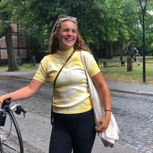 Ribbad polo i gul batik  - En ribbad kortärmad polotröja omgjord i gul batik💛🧡 Fri frakt! 📦 