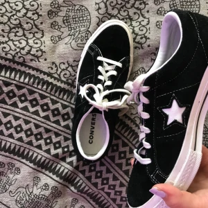 Converse onestar - Supersnygga, endast använda 2 gånger! Står ej för eventuell frakt, finns annars att hämta i Upplands Väsby. Buda gärna! Startbud: 400kr