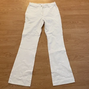Vitabyxor  - Säljer mina fina vita byxor köpta Emmaus! Superduper sköna men på mig är dom för stora i midjan för min smak. Det finns två små fläckar fram och bak (skicka pm för att se bild). Passar både en XS/S! Tar endast swish, kan mötas upp i centrala Malmö