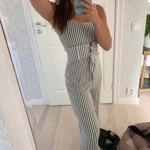 Byxdress xs/s - Randig byxdress i svalkande mjukt tyg. Använd 1 gång så i fint skick. 200kr frakt ingår