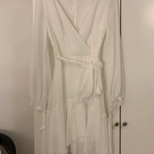 Dennis maglic / dm retro vit klänning - Vit studentklänning från Dennis maglic / DM retro, använd en gång i ett par timmar, absolut inga problem den e bara för liten för mig, nypris 799kr