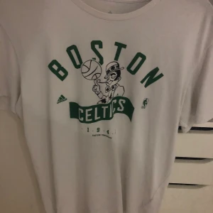 Adidas boston celtics tshirt - Säljer min Celtic tshirt , anvönt fåtal gånger, storlek M
