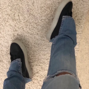 Jeans med slits  - Lågmidjade Tiger of sweden jeans med slits och hål i ena knät, går fint över skon (är 160)🦋 storlek W26 L32 passar en xs🌸 