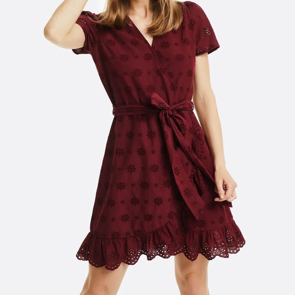 Den här fina klänningen är i gott skick, har bara använt den ett par gånger. Den är i storlek S och vin röd  färg. . Klänningar.