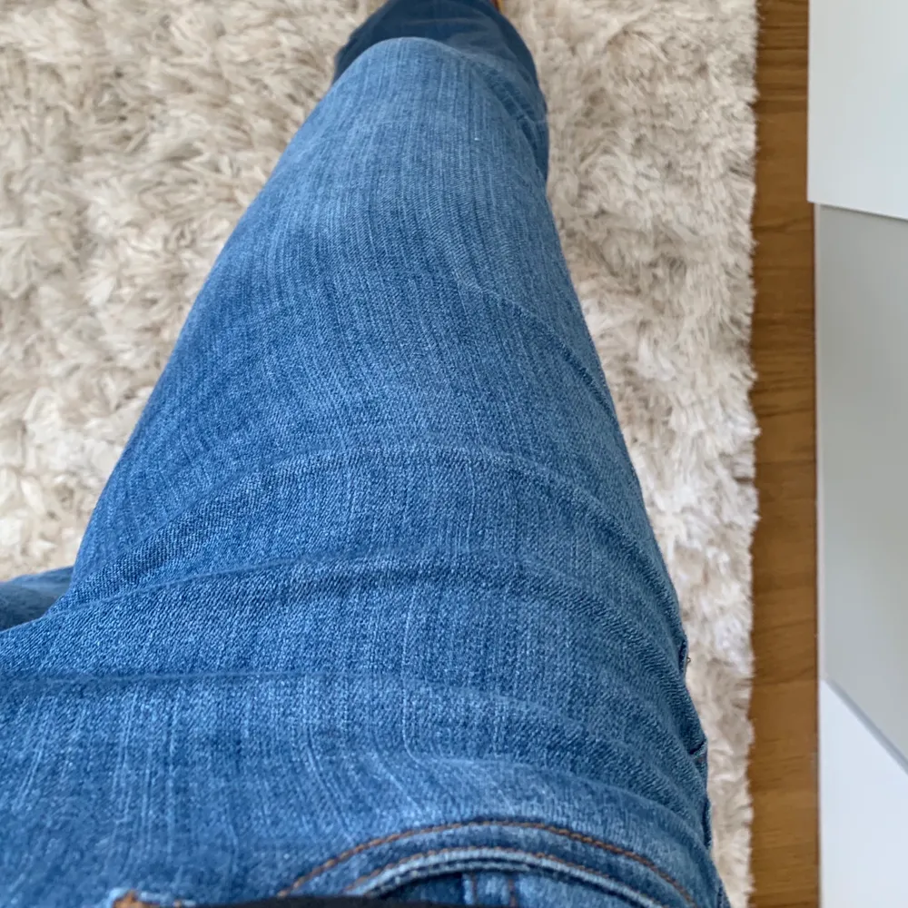 Blåa bootcut jeans från Ava June. Inte mer än ett år gamla och i bra skick. Ganska långa men ska inte behövas läggas upp. . Jeans & Byxor.