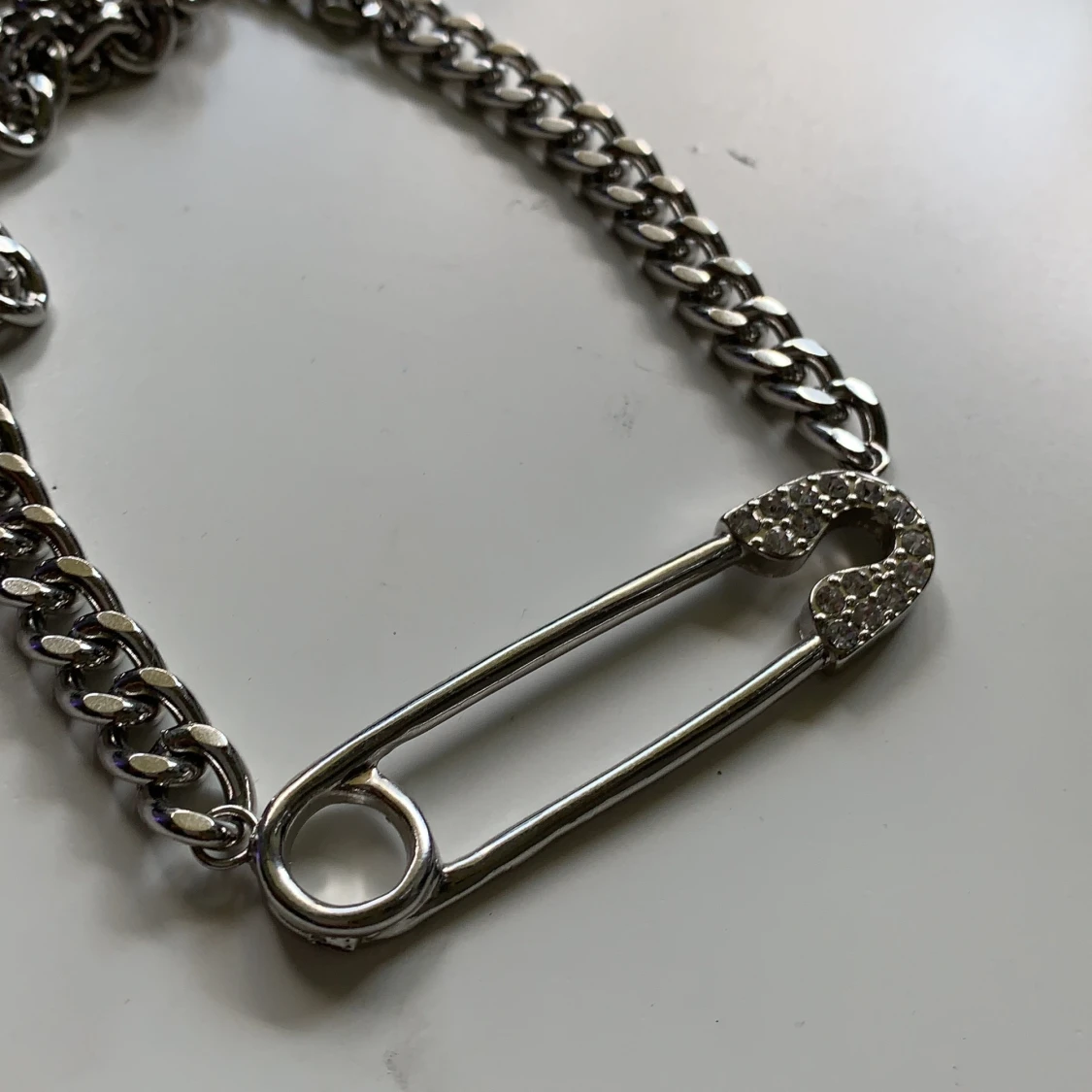 Kedje halsband med säkerhetsnål