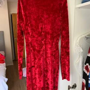 Klänning  - Väldigt fin klänning , använts 2 gånger, väldigt lent material , står att det är xs men du kan ha den om du är s också men lite tajt vid armarna , frakt+20kr