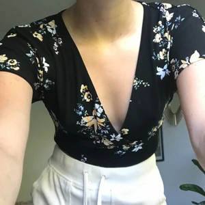 Blommig topp - Blommig topp från hm! Har använts vid ett tillfälle💘💓💕