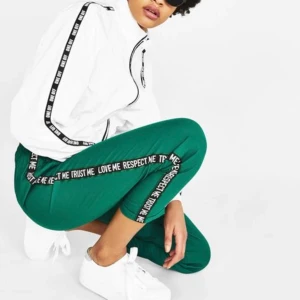 Gröna ”kostym” byxor - ”Kostym” byxor från bershka. Fint skick, Hål på ena inner fickan, lätt att laga. (200kr nypris)