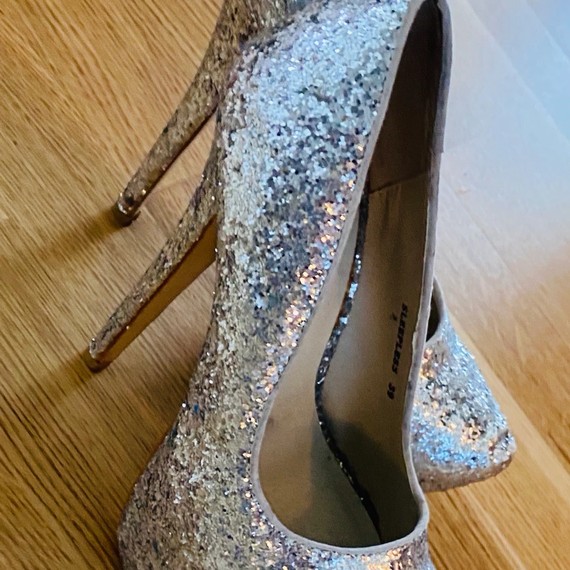 Glittriga klackskor - 90