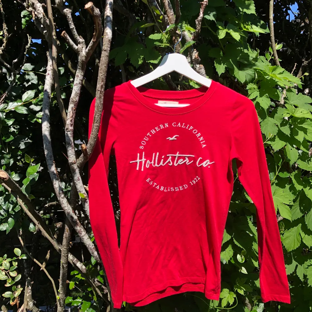 Röd långärmad T-shirt från Hollister i st. XS. Väl använd och lite nopprig under armhålan men ändå fin! Säljer för 30kr. Frakt tillkommer❤️❤️. Skjortor.