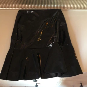 Lack kjol - En helt oanvänd lack kjol från Gina skriv mer för frågor 