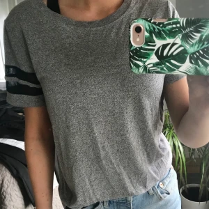 Sporty t-shirt - Grå sportig T-shirt från H&M, storlek XS. Mesh detaljer. Priset är exklusive frakt, 63kr.