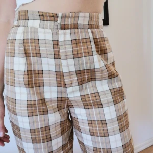 NA-KD byxor storlek 36 - Byxor från Miss Lissibell x NA-KD. Så snygga men lite för långa för mig som är 168, därför hoppas jag att dom passar bättre på någon annan! 60 kr + frakt 🌸 Kan också hämtas/ mötas upp i Gbg 😺