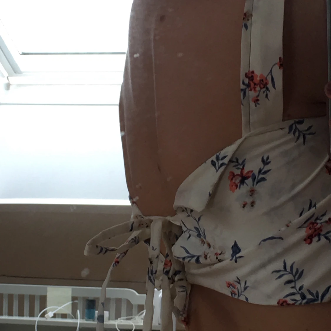 Vit blommig topp  - 90