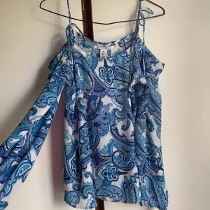 Sommarblus från NLY TREND🦋 - Jättefin sommarblus i jättebra skick från NLY TREND, knappt använd! Blusen är off shoulder med knyten i storlek 34.🦋🦋