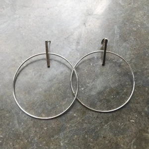 Silverfärgade coola hoops - Så snygga! 