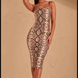  - Jättefin oanvänd klänning, alla lappar osv sitter kvar. Säljes pga att storleken inte passade 