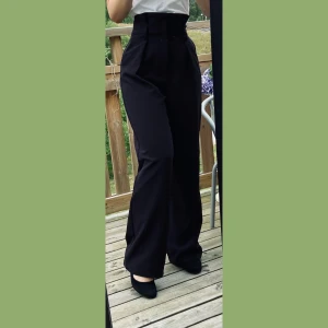 High waisted kostymbyxa - Jättefina högmidjade, vida kostymbyxor från BikBok. Superbra skick, knappt använda. Knäppning i midjan, vilket ger en fin form. Säljes då de tyvärr är för stora för mig, därav också svårt att visa hur de sitter på. Betalning sker via swish. 100kr+frakt!🥰