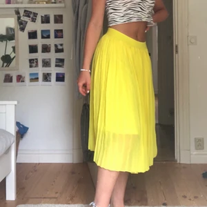 Kjol  - Säljer denna skit snygga oanvända kjol ifrån nakd, sitter skit fint och färgen gör så man blir ännu brunare!! 200kr+frakt