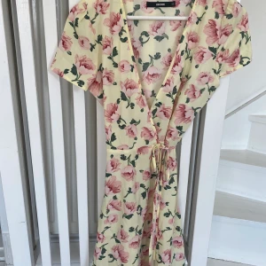 SOMMARKLÄNNING - Sjukt fin helt oanvänd sommarklänning, säljer pga den är för liten:(❤️köparen står för frakt