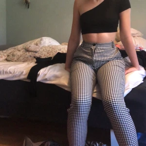 Rutiga högmidjade byxor - Mycket fina byxor från monki. Säljer pga de är aningen för tajta för mig. De är i bra skick. Jag har knutit in midjan där bak med ett svart band på ett snyggt sätt, men det är mycket lätt att ta upp om man vill det. St Xs. Köparen betalar frakt❤️