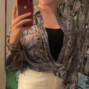Vintage skjorta - Oversize skjorta i asballt mönster som är köpt secondhand i Spanien✨✨ Går att ha den hur som. Fint skick o jag tycker att den borde passa upp till storlek XL. 