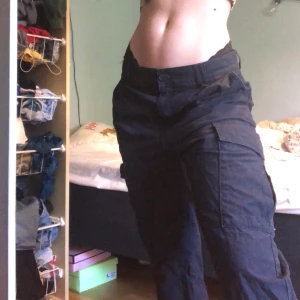 Baggy byxor Weekday - Svarta byxor från weekday i bra skick. Säljer för att de är lite stora för mig och de har ej kommit till användning. St S om man vill att de hänger på höfterna, och st M om man vill ha de tajtare. Köpare betalar för frakt❤️