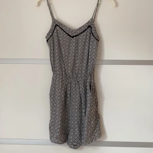 Jumpsuit från h&m - Fin jumpsuit från h&m med fickor