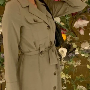 Klänning - Min snyggaste klänning som tyvärr blivit för liten 😭 använd max 3 gånger och är verkligen i nyskick! Köpt på asos förra året för ca 500kr. Frakt ingår i priset ❤️