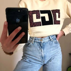 Sweatshirt med tryck  - Galet trendig sweatshirt som är i fint skick! passar mig med S perfekt