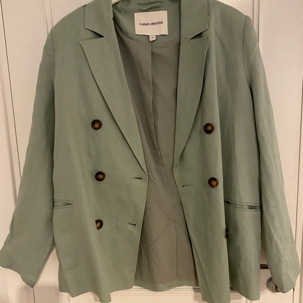 Helt ny också aldrig använd blazer/kavaj från Carin Wester. Nypris var 799kr. Den sitter snyggt oversized på mig som har xs/s. Mer pastell grön än vad som syns på bild.. Tröjor & Koftor.