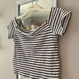 Off-shouldertröja från HM - En blå-vitrandig off-shoulder tröja från HM basic. Tröjan är väldigt sparsamt använd och i väldigt fint skick 💙 frakt till kommer vid köp och vid flera köpare blir det budgivning som avslutas 24 timmar efter första bud 💙 (tröjan är i S men relativt liten)