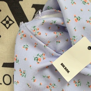 tröja med gulligt önster - säljer denna gulliga trendiga blommiga topp som aldrig användts , lapp sitter kvar !  BUD just nu , 130 inkl frakt . 