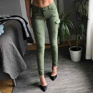 Gröna byxor från Gina Tricot, storlek 34. Lite cargoliknande med ficka på ena benet. Priset är exklusive frakt, 63kr.
