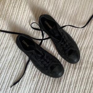 Converse skor - Sänkt pris från 200kr —— Svarta låga Converse 🌟 Matchar med allt! Använda ett par gånger så sulan är lite smutsig men annars känns dom jättefräscha 👌🏼 Dom är Men’s men passar precis lika bra på tjejer. 🚚 Frakt ingår i priset.