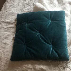 Grön stolskudde - Grön stolskudde i sammetliknande material. Icke använd. 
