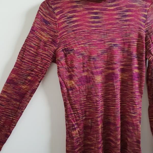 Transparant polotröja I snyggt tyg - Tunn, lite transparant polotröja. Nyskick, använd någon enstaka gång