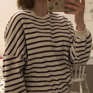 Randig sweater - Jättemysig randig sweater från Pull&Bear i storlek S. Använd ett fåtal gånger och är i fint skick. Säljer för 100kr inkl frakt <3