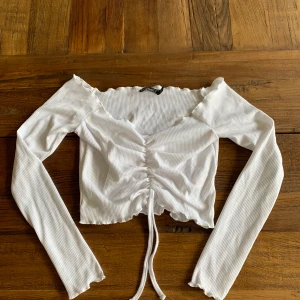 Off shoulder topp från Boohoo - Jätte snygg vit topp ifrån Boohoo som inte kommit till användning och är i fint skick 