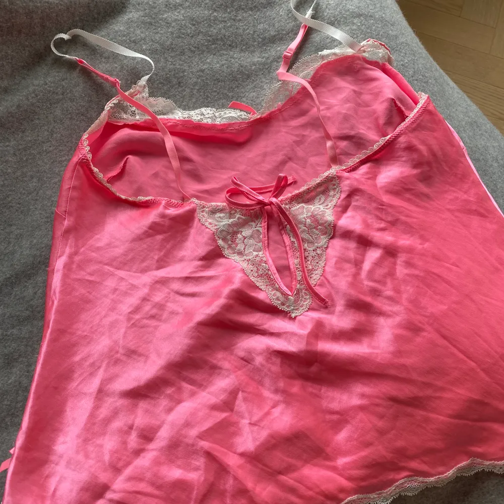 Fin pyjamas från Victorias Secrets. I färgen rosa med fina spetsdetaljer - linne och trosbyxa. Köparen står för frakt alt upphämtning i centrala Göteborg. . Övrigt.