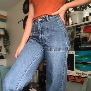 Wide leg jeans med detaljer - Mörka och vida jeans från Monki (köpt för några månader sen) och används fåtal gånger! Säljs pga liten storlek. Kostade ursprungligen 400kr så jag säljer för 150kr (priset kan diskuteras). Betalar inte för frakt dock!