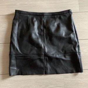skinnkjol från cubus - Svart skinnkjol från Cubus i storlek 36