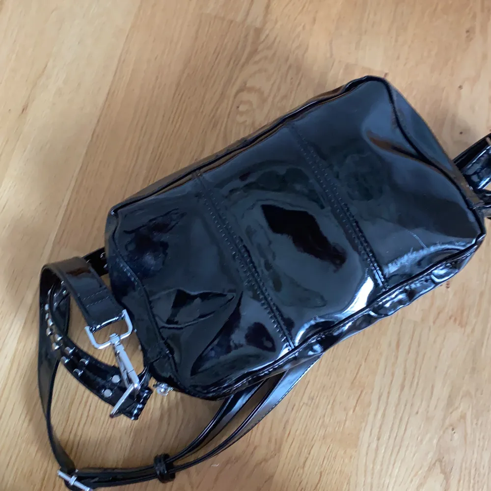 En svart väska från Noell. Väskor.