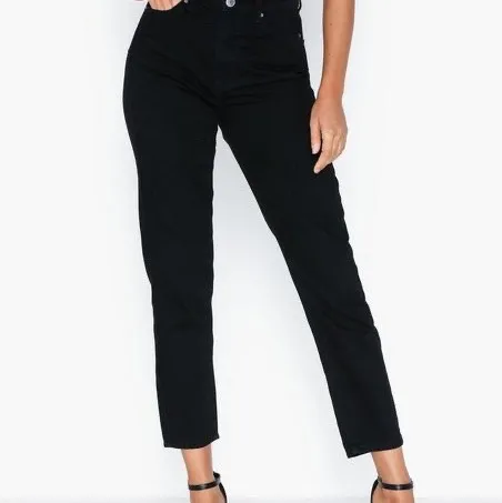 Snygga svarta mom jeans ifrån Gina tricot. Fick jeansen födelsedagspresent i vintras men har aldrig kommit till användning då de blivit för korta. Ordanerie pris 499 men säljer för 150 kr inklusive frakt. Kan även mötas upp i Stockholm❤️ . Jeans & Byxor.