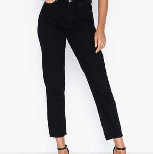 Snygga svarta mom jeans ifrån Gina tricot. Fick jeansen födelsedagspresent i vintras men har aldrig kommit till användning då de blivit för korta. Ordanerie pris 499 men säljer för 150 kr inklusive frakt. Kan även mötas upp i Stockholm❤️ 