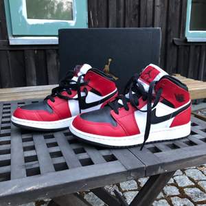 Säljer mitt par Jordan 1s i stl 37,5 då de tyvärr inte kommer till användning. Näst intill nya och är helt fläckfria och fina. Tillhörande kartong kan skickas med. I färgen Chicago i modellen mid. NUVARANDE BUD:1650kr, slut kl 18