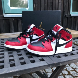 Jordan 1  - Säljer mitt par Jordan 1s i stl 37,5 då de tyvärr inte kommer till användning. Näst intill nya och är helt fläckfria och fina. Tillhörande kartong kan skickas med. I färgen Chicago i modellen mid. NUVARANDE BUD:1650kr, slut kl 18